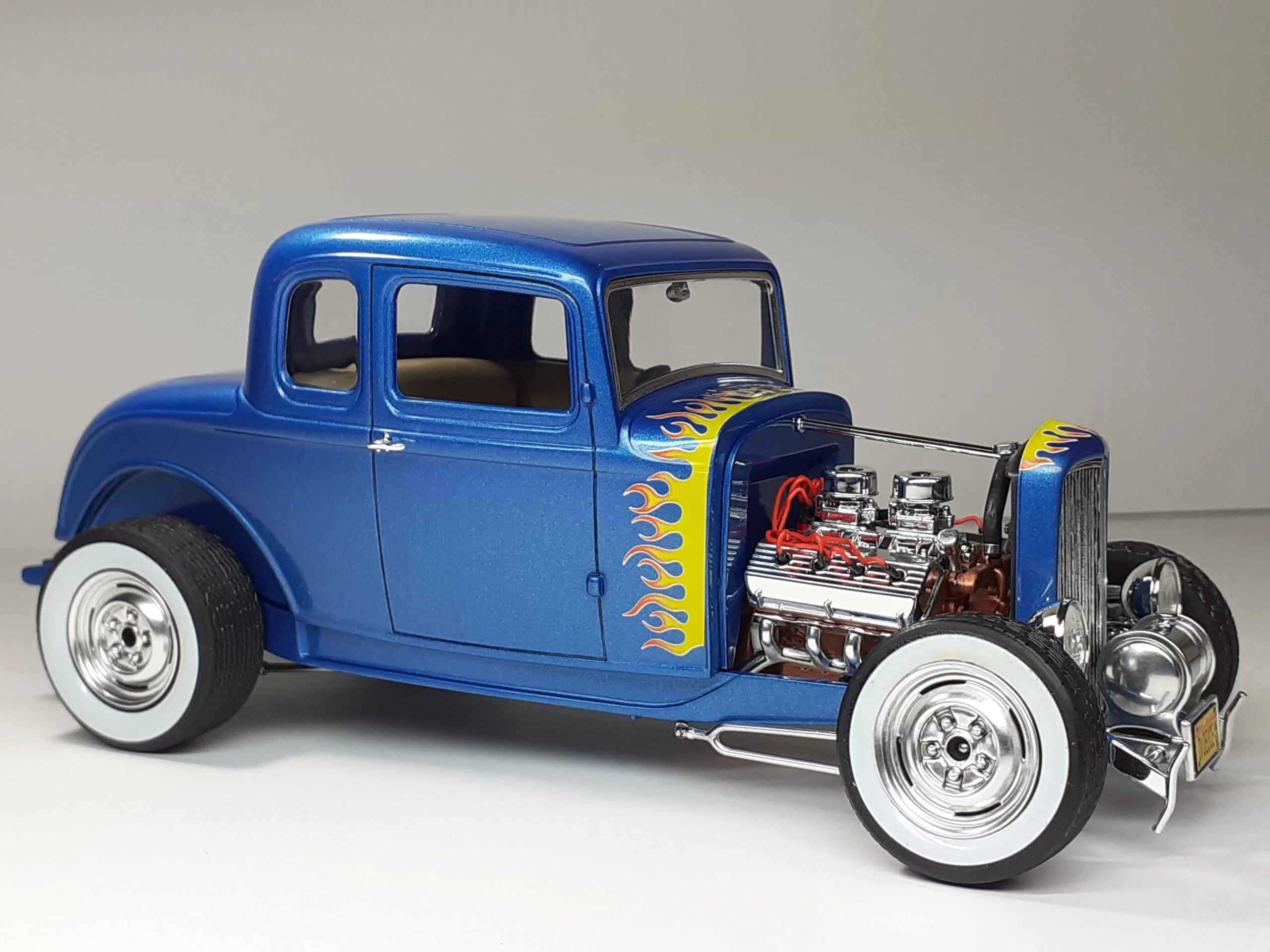 Millejouets -Millejouets Maquette Ford 32 vue du cote droit du hot rod prise de lavant scaled 1